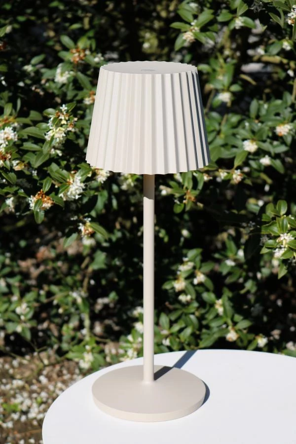 Lucide JUSTINE - Rechargeable Table lamp Outdoor - Battery - LED Dim. - 1x2W 2700K - IP54 - With wireless charging pad - Cream - ambiance 1